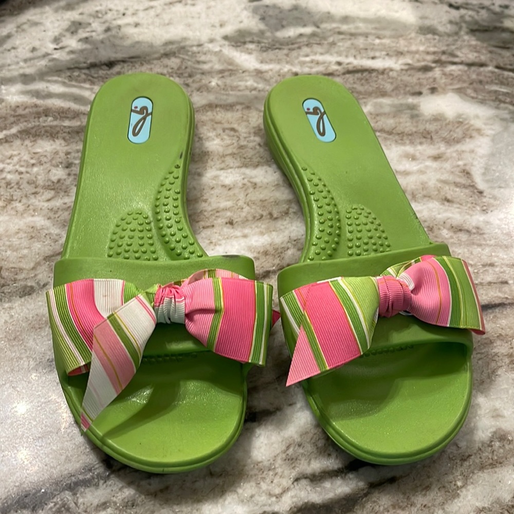 OKA B sandals M/L green with bows.